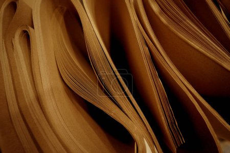 Téléchargez les photos : Une pile de papier artisanal plié dans un entrepôt. - en image libre de droit