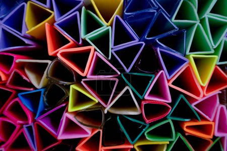 Téléchargez les photos : Fond de texture abstraite colorée avec des triangles en plastique. - en image libre de droit