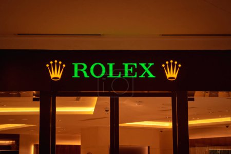 Foto de KUALA LUMPUR, MALASIA - 04 DE DICIEMBRE DE 2022: letrero del logotipo de la tienda de la marca Rolex en el escaparate del centro comercial. - Imagen libre de derechos