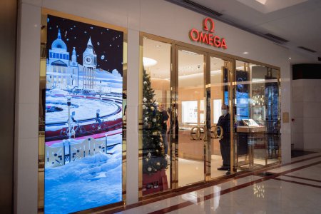 Foto de KUALA LUMPUR, MALAYSIA - DECEMBER 04, 2022: Omega brand retail shop logo signboard on the storefront in the shopping mall. - Imagen libre de derechos