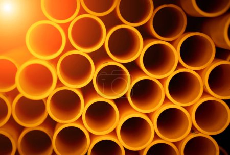 Téléchargez les photos : Contexte des tuyaux en plastique orange empilés. - en image libre de droit