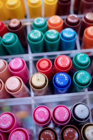 Foto de Fondo de lotes surtidos marcador colorido conjunto de bolígrafos. - Imagen libre de derechos