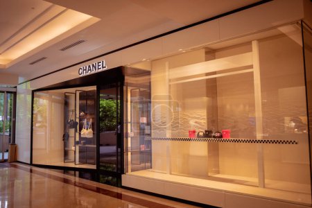 Téléchargez les photos : KUALA LUMPUR, MALAYSIA - DECEMBER 04, 2022: Chanel brand retail shop logo signboard on the storefront in the shopping mall. - en image libre de droit