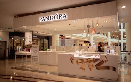 Foto de KUALA LUMPUR, MALAYSIA - DECEMBER 04, 2022: Pandora brand retail shop logo signboard on the storefront in the shopping mall. - Imagen libre de derechos