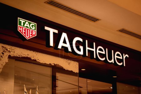 Téléchargez les photos : KUALA LUMPUR, MALAYSIA - DECEMBER 04, 2022: Tag Heuer brand retail shop logo signboard on the storefront in the shopping mall. - en image libre de droit