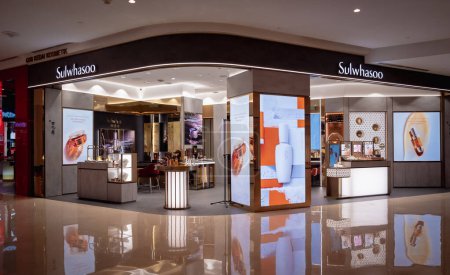 Photo for KUALA LUMPUR, MALAYSIA - DECEMBER 04, 2022: Sulwhasoo brand retail shop logo signboard on the storefront in the shopping mall. - Royalty Free Image