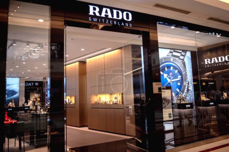 Téléchargez les photos : KUALA LUMPUR, MALAYSIA - DECEMBER 04, 2022: Rado brand retail shop logo signboard on the storefront in the shopping mall. - en image libre de droit