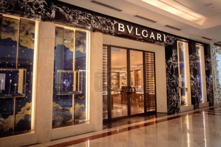 Foto de KUALA LUMPUR, MALASIA - 04 DE DICIEMBRE DE 2022: Bvlgari brand retail shop logo signboard on the storefront in the shopping mall. - Imagen libre de derechos