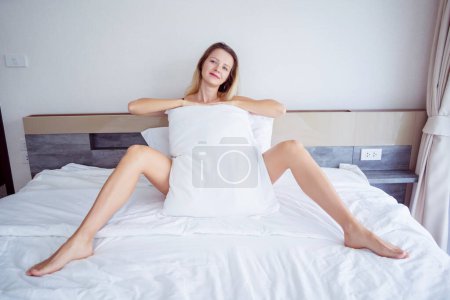 Foto de Mujer joven desnuda con hermosa figura delgada en la cama en casa. - Imagen libre de derechos