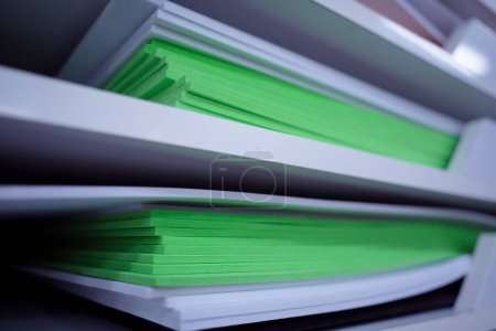 Téléchargez les photos : Une pile de papier coloré plié dans un entrepôt. - en image libre de droit