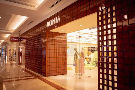 Téléchargez les photos : KUALA LUMPUR, MALAYSIA - DECEMBER 04, 2022: Bonia brand retail shop logo signboard on the storefront in the shopping mall. - en image libre de droit