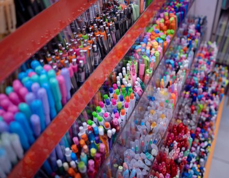 Téléchargez les photos : Fond de lots assortis marqueur coloré ensemble de stylo. - en image libre de droit