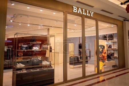 Foto de KUALA LUMPUR, MALASIA - 04 DE DICIEMBRE DE 2022: Bally brand retail shop logo signboard on the storefront in the shopping mall. - Imagen libre de derechos