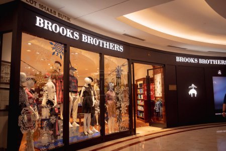 Foto de KUALA LUMPUR, MALASIA - 04 DE DICIEMBRE DE 2022: Brooks Brothers brand retail shop logo signboard on the storefront in the shopping mall. - Imagen libre de derechos