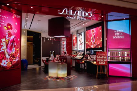 Foto de KUALA LUMPUR, MALASIA - 04 DE DICIEMBRE DE 2022: Letrero del logotipo de la tienda minorista de la marca Shiseido en el escaparate del centro comercial. - Imagen libre de derechos