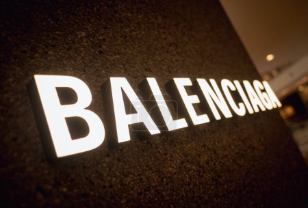 Téléchargez les photos : KUALA LUMPUR, MALAISIE - 04 DÉCEMBRE 2022 : Panneau du logo du magasin de détail de la marque Balenciaga sur la devanture du centre commercial. - en image libre de droit