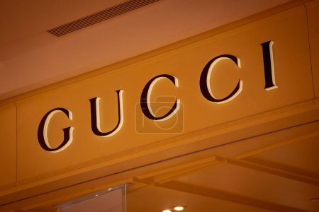 Téléchargez les photos : KUALA LUMPUR, MALAISIE - 04 DÉCEMBRE 2022 : enseigne de la marque Gucci sur la devanture du centre commercial. - en image libre de droit