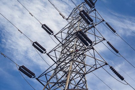 Foto de Structure pattern view of high voltage pole power transmission tower. - Imagen libre de derechos