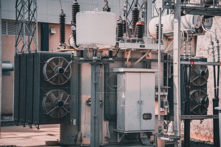 Téléchargez les photos : High voltage electric power plant current distribution substation. - en image libre de droit
