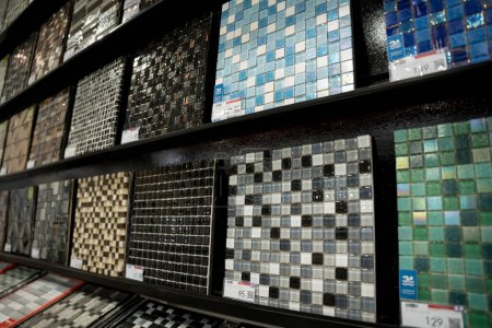 Foto de Colorful samples of a ceramic tile at the showroom of a large store - Imagen libre de derechos