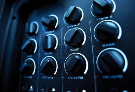 Téléchargez les photos : Rear view of speaker amplifier and equalizer at music studio. - en image libre de droit