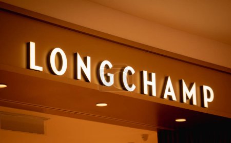 Téléchargez les photos : KUALA LUMPUR, MALAISIE - 04 DÉCEMBRE 2022 : enseigne du logo de la marque Longchamp sur la devanture du centre commercial. - en image libre de droit