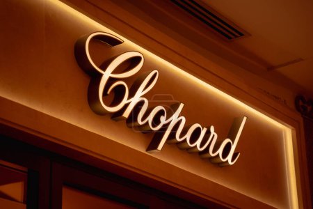 Photo pour KUALA LUMPUR, MALAYSIA - DECEMBER 04, 2022: Chopard brand retail shop logo signboard on the storefront in the shopping mall. - image libre de droit