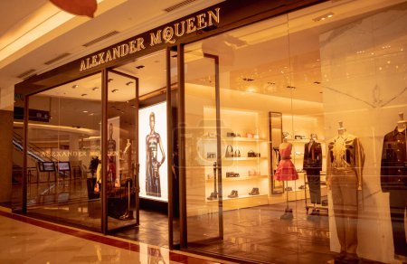 Foto de KUALA LUMPUR, MALAYSIA - DECEMBER 04, 2022: Alexander Mqueen retail shop logo signboard on the storefront in the shopping mall. - Imagen libre de derechos