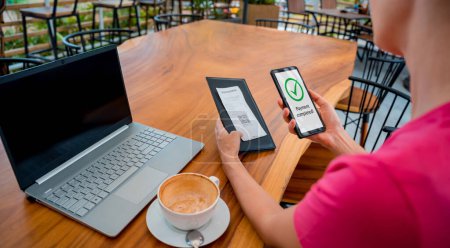Téléchargez les photos : Femme utilisant le paiement sans contact par téléphone mobile avec le code QR au café. - en image libre de droit