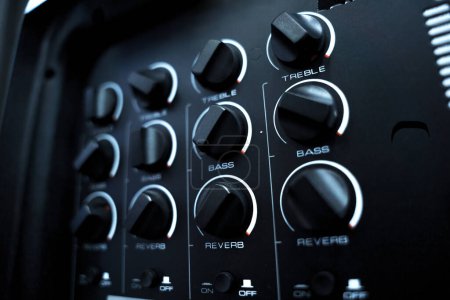 Téléchargez les photos : Rear view of speaker amplifier and equalizer at music studio. - en image libre de droit