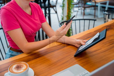 Téléchargez les photos : Woman using contactless payment by mobile phone with QR code at cafe. - en image libre de droit