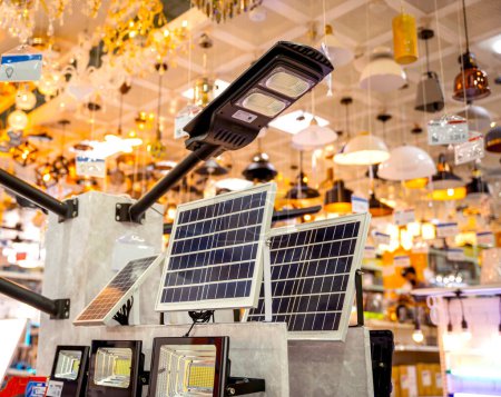 Foto de Lámpara de calle con energía solar en la sala de exposición de una gran tienda. - Imagen libre de derechos
