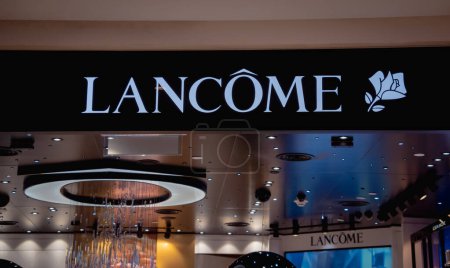 Foto de KUALA LUMPUR, MALAYSIA - DECEMBER 04, 2022: Lancome brand retail shop logo signboard on the storefront in the shopping mall. - Imagen libre de derechos
