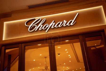Foto de KUALA LUMPUR, MALASIA - 04 DE DICIEMBRE DE 2022: Letrero de logotipo de la tienda minorista de Chopard en el escaparate del centro comercial. - Imagen libre de derechos