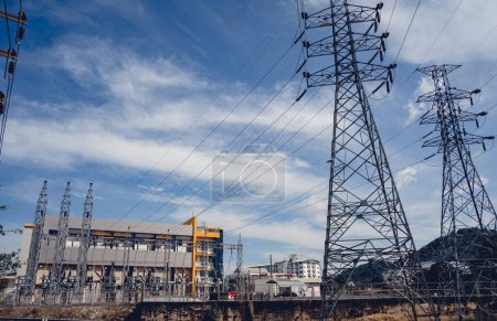 Téléchargez les photos : Centrale électrique haute tension sous-station de distribution de courant. - en image libre de droit
