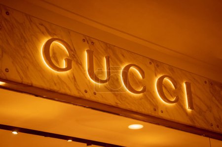 Foto de KUALA LUMPUR, MALASIA - 04 DE DICIEMBRE DE 2022: letrero de logotipo de la tienda minorista de la marca Gucci en el escaparate del centro comercial - Imagen libre de derechos