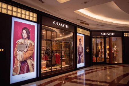 Téléchargez les photos : KUALA LUMPUR, MALAYSIA - DECEMBER 04, 2022: Coach brand retail shop logo signboard on the storefront in the shopping mall. - en image libre de droit
