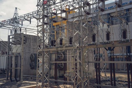 Foto de High voltage electric power plant current distribution substation. - Imagen libre de derechos