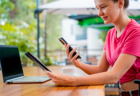 Téléchargez les photos : Femme utilisant le paiement sans contact par téléphone mobile avec le code QR au café. - en image libre de droit