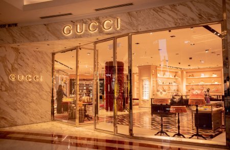 Foto de KUALA LUMPUR, MALAYSIA - DECEMBER 04, 2022: Gucci brand retail shop logo signboard on the storefront in the shopping mall - Imagen libre de derechos