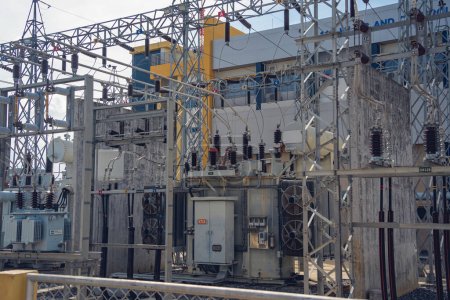 Foto de Subestación de distribución de corriente de planta de energía eléctrica de alta tensión. - Imagen libre de derechos