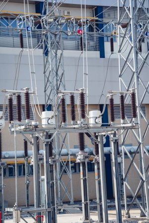 Téléchargez les photos : High voltage electric power plant current distribution substation. - en image libre de droit