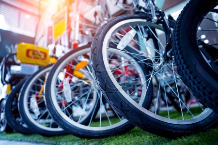 Téléchargez les photos : Row of bicycle wheels at the special bicycle shop. - en image libre de droit