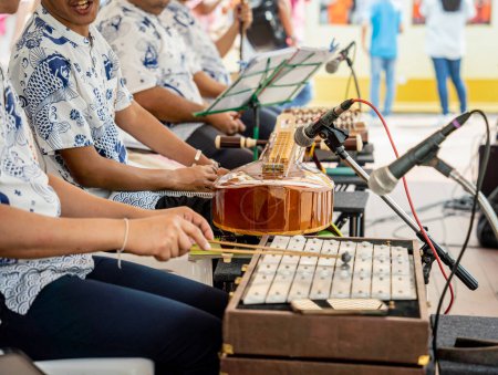 Téléchargez les photos : Musiciens de rue jouent authentiques instruments de musique asiatiques. - en image libre de droit