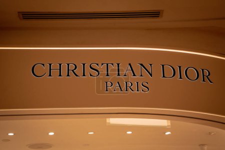 Foto de KUALA LUMPUR, MALASIA - 04 DE DICIEMBRE DE 2022: letrero del logotipo de la tienda de Christian Dior en el escaparate del centro comercial. - Imagen libre de derechos