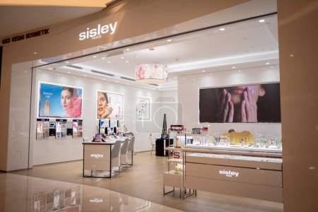 Foto de KUALA LUMPUR, MALASIA - 04 DE DICIEMBRE DE 2022: Sisley brand retail shop logo signboard on the storefront in the shopping mall. - Imagen libre de derechos