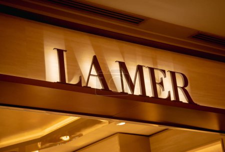 Téléchargez les photos : KUALA LUMPUR, MALAISIE - 04 DÉCEMBRE 2022 : Panneau du logo de la marque Lamer sur la devanture du centre commercial. - en image libre de droit
