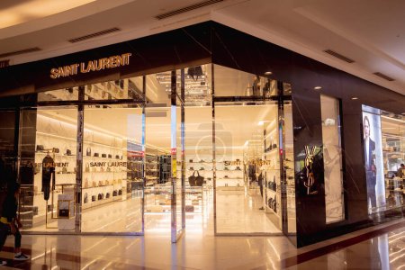 Téléchargez les photos : KUALA LUMPUR, MALAYSIA - DECEMBER 04, 2022: Saint Laurent brand retail shop logo signboard on the storefront in the shopping mall. - en image libre de droit