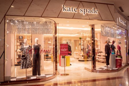 Foto de KUALA LUMPUR, MALASIA - 04 DE DICIEMBRE DE 2022: Kate Spades brand retail shop logo signboard on the storefront in the shopping mall. - Imagen libre de derechos