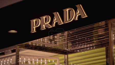Téléchargez les photos : KUALA LUMPUR, MALAISIE - 04 DÉCEMBRE 2022 : enseigne de la marque Prada sur la devanture du centre commercial. - en image libre de droit